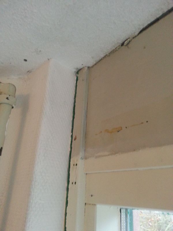 Isolatie boven raamkozijn in gedeelte spouwmuur Houten panelen voor binnen