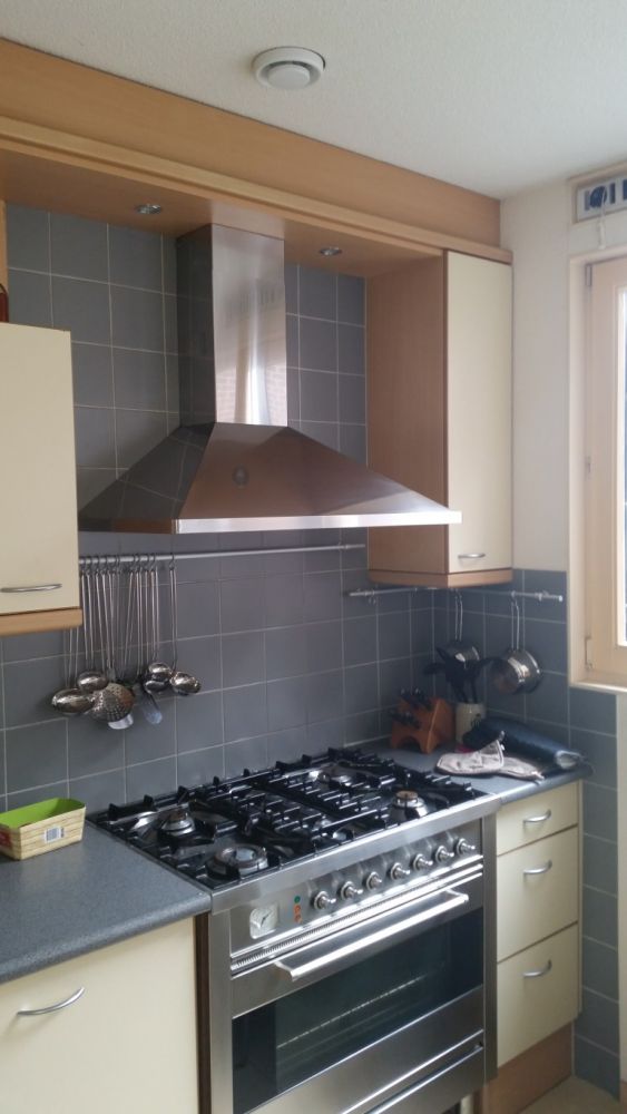 Stucen en verven over tegels in keuken
