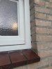 WC-raampje met slecht voegwerk.jpg WC-raampje met slecht voegwerk.jpg