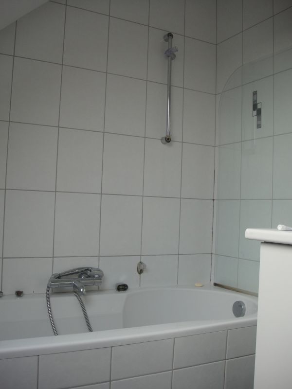 Verrassend Vocht/schimmel muur slaapkamer/badkamer - lek bad/douche? TP-97