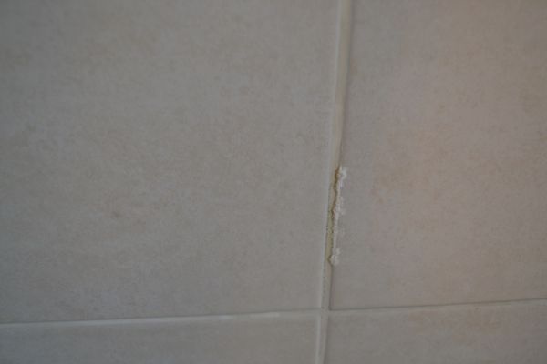Interpersoonlijk vitaliteit vloeistof Witte substantie in voeg van tegelmuur badkamer | KLUSIDEE.NL