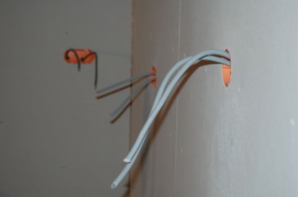104006_kabel_uit_muur_1.jpg