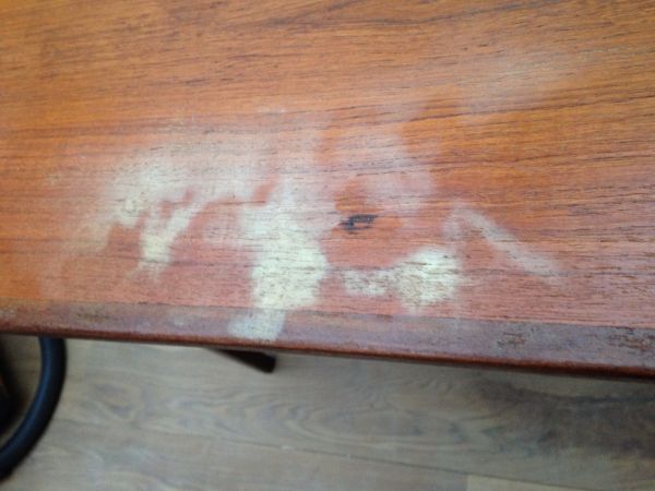 Tafel met fineer beschermen tegen hittevlekken Tafel schuren en lakken