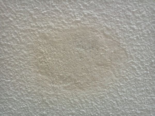 Plafond bijwerken of opnieuw witten Plafond witten zonder knoeien