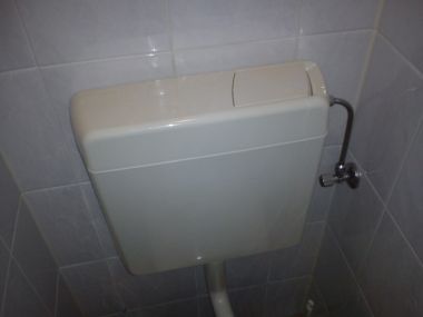 Aansluiting waterreservoir op toiletpot lekt KLUSIDEE.NL