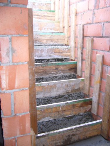 Betonnen trap gieten. Zelf cement maken