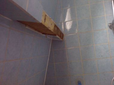 48176_badkamer_09_schuine_muur_tegels_eraf_1.jpg