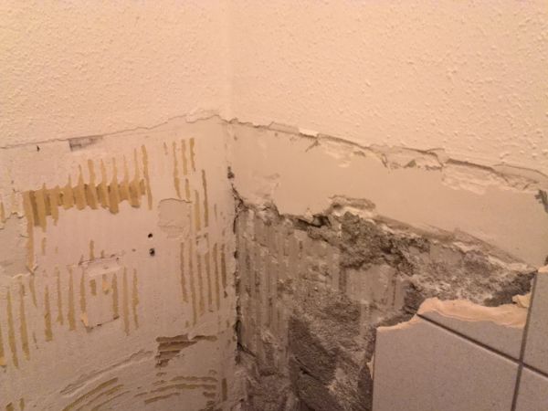 Advies gevraagd : hoe ondergrond tegels egaliseren? Wandtegels verwijderen keuken