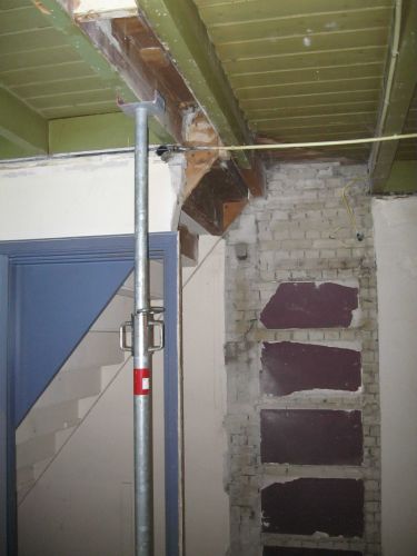 77207_Muur_onder_trap_2_klein_2.jpg