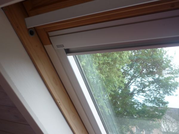 constant Beschikbaar De daadwerkelijke Velux rolgordijn rolt niet meer mooi terug | KLUSIDEE.NL