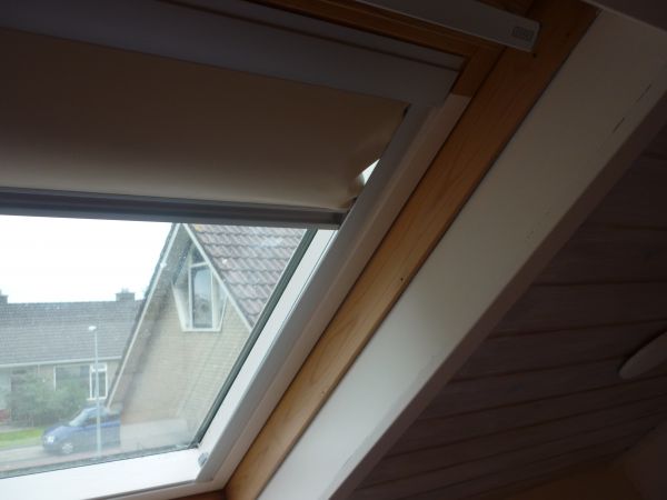 Zeebrasem scheuren spoel Velux rolgordijn rolt niet meer mooi terug | KLUSIDEE.NL