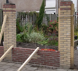 piloot rechtdoor in de rij gaan staan Hout tussen 2 stenen pilaren (schutting). | KLUSIDEE.NL