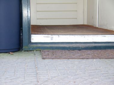 89_flinke_drempel_bij_entree_veerhuis_zonder_plaat_1.jpg
