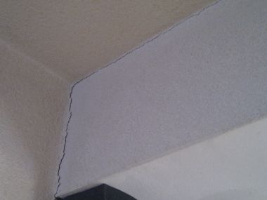 Scheur in plafond repareren