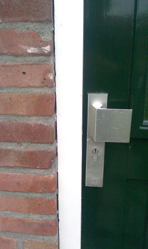 kier tussen deurpost en muur afdichten klusidee nl
