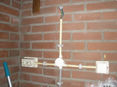 Aansluiten twee lichtpunten Aansluiten twee lichtpunten