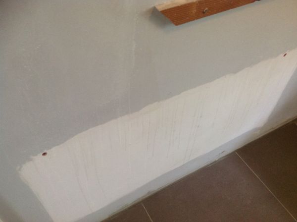 Muur verven: grotendeels structuurverf en vlakke plekken Hoe verf je een muur