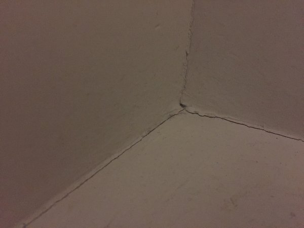 110045_Verf_in_hoek_gescheurd_1.jpg