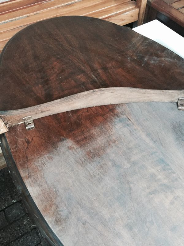 Beschermlaag oude tafel verwijderen Tafel schuren en lakken