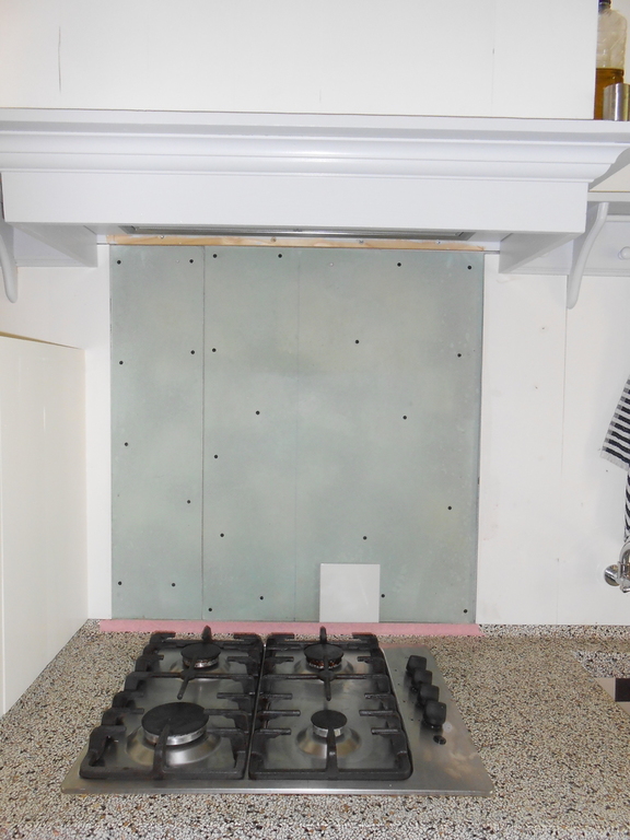 110704_achterwand_fornuis_voor_het_tegelen_1.jpg