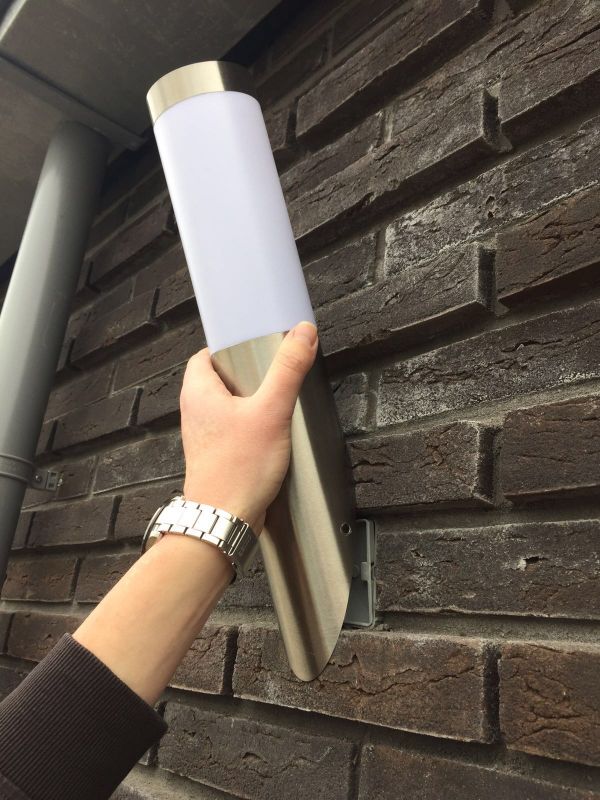 plak onpeilbaar Vertrek Buitenlamp monteren op ongelijke buiten muur | KLUSIDEE.NL