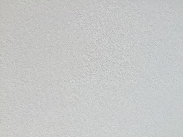 Verf laat structuur achter op gestucte muur Hoe verf je een muur