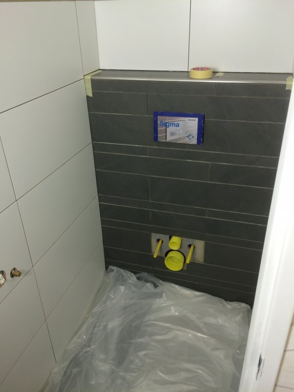 Voegkleur wc ombouw grijs en witte tegels | KLUSIDEE.NL Voegkleur Wc Ombouw Grijs En Witte Tegels | Klusidee.Nl