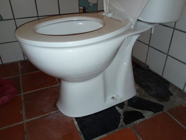 wc verstopt soda de afvoer gaat de bodem in maakt dan een bocht en wc verstopt soda de afvoer gaat de bodem in maakt dan een bocht en