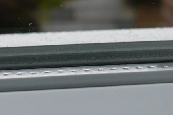 123476_Vocht_tussen_rubber_en_raam_1_2.jpg