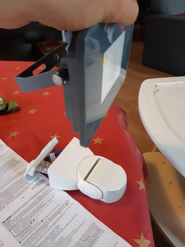 sextant Niet modieus zoete smaak Losse sensor en lamp heeft twee boorgaten door de muur nodig | KLUSIDEE.NL