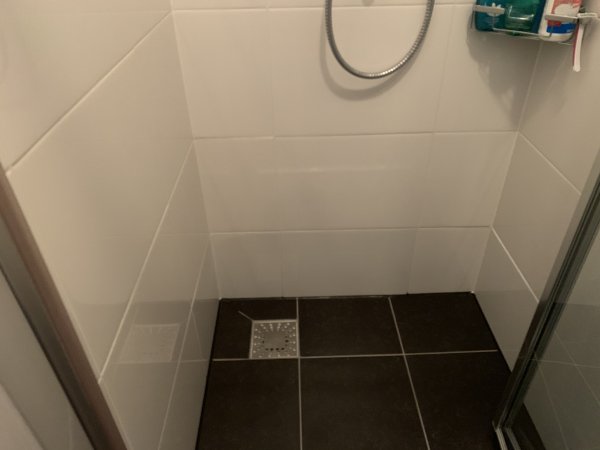 tegels badkamer lijken steeds meer te verkleuren klusidee nl