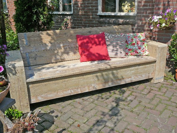 2_loungebank_1.jpg