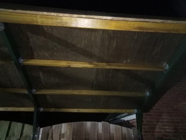 3950_balken_tegen_het_donkere_plafond_1.jpg