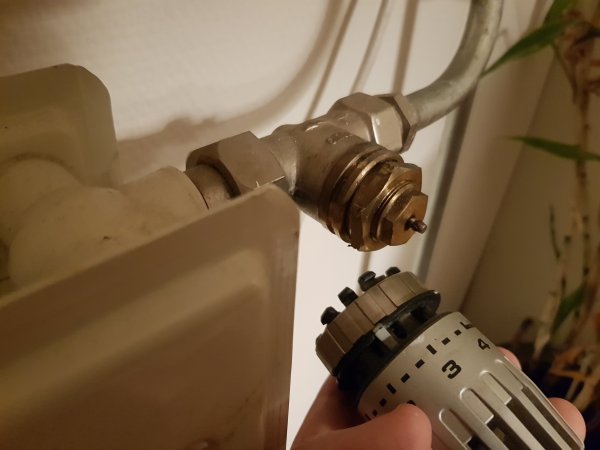 Ontvangst interieur erectie Radiatorkraan vervangen door slimme thermostaatknop | KLUSIDEE.NL