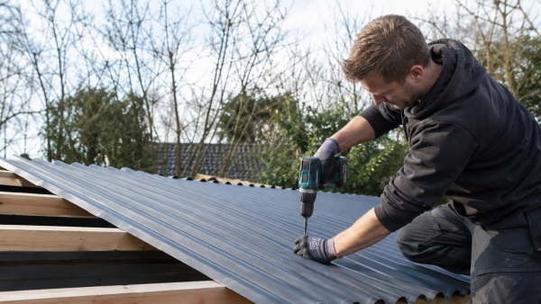 Golfplaten leggen op een schuur of overkapping: voorbereiding en montage